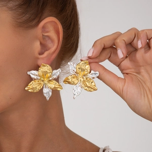 Orecchini a fiore bicolore oversize chic con petali metallici testurizzati sulla modella