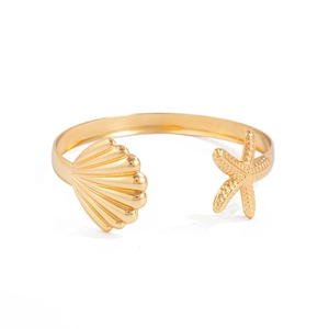 Detailansicht eines goldfarbenen Armreifs mit Seestern- und Muschel-Enden für Damen.