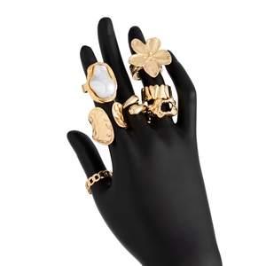 Detailansicht von 6-teiligen Gold-Lavaringen mit Perlen und Blumen im Vintage-Stil