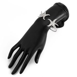 Detail der silbernen Seestern-Manschettenarmband mit strukturierter Oberfläche am Modell