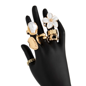 Set van zes vintage goudkleurige ringen met barokke parels en witte bloemmotieven