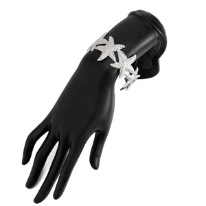 Detailansicht eines silbernen Seestern-Armbands mit Gliedern aus strukturiertem Metall