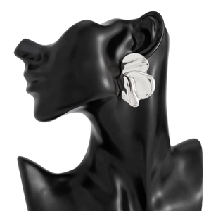Orecchini a fiore in argento lucido con petali metallici astratti sul supporto