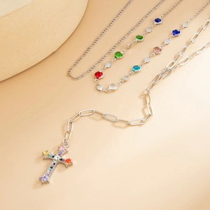 Dettaglio della collana a Y argento con ciondolo a croce multicolore e catene a strati