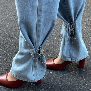 Silberne Sicherheitsnadel mit Herzketten als dekoratives Accessoire für Jeanshosen