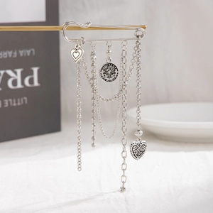Silberne Herzanhänger-Anstecknadel mit mehrlagigen Quastenkette und Vintage-Münzen