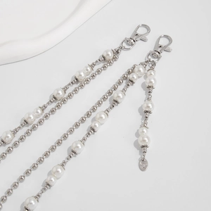 Détail de la chaîne de perles à plusieurs rangs avec perles en métal et pendentif lune