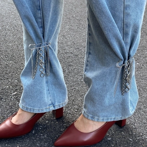 Silberne mehrlagige Kettennadel als Zubehör für hellblaue Jeans im coolen Punk-Stil