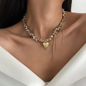 Collana con perle d'argento irregolari, ciondolo a cuore dorato e nappe eleganti