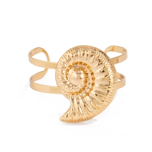 Detailansicht eines goldenen doppellagigen Armreifs mit nautischer Muscheltextur im Design