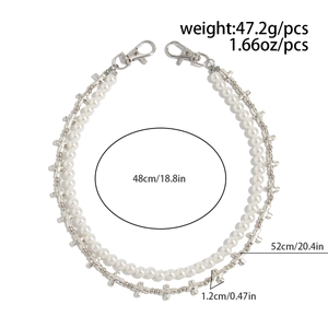Chaîne punk double couche avec pendentifs croix et perles blanches, détail de 48-52cm