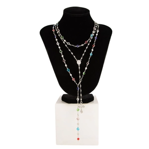 Dettaglio della collana rosario multistrato con perline colorate e pendente a croce