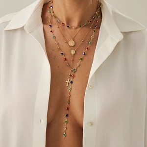 Collana dorata a più strati con cristalli colorati e pendente a croce con monete