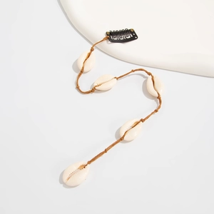 Détail de la pince à cheveux en coquillage avec corde tressée au style bohème