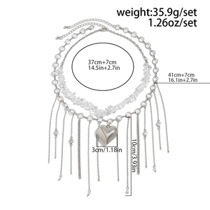 Dettaglio della collana a strati con cuore, catena di perle e dimensioni dei pendenti