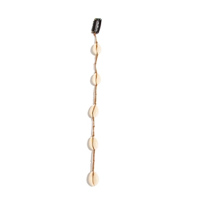 Détail de la pince à cheveux bohème avec cinq coquillages cauris sur une corde marron