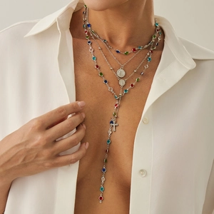 Dettaglio della collana a Y argento con cristalli colorati e ciondoli a croce a strati