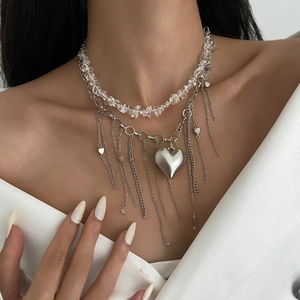 Collana a doppio strato con pendente a cuore, perline turchesi e nappe argentate