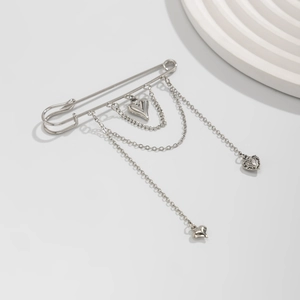 Silberne Sicherheitsnadel-Brosche mit Herzanhängern und eleganten Lagen-Metallketten