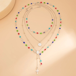 Macro della collana a Y argento con perline colorate e dettaglio del pendente a croce