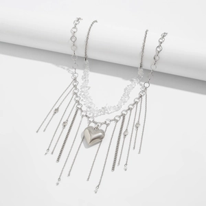 Dettaglio della collana a strati d'argento con perline irregolari e grande cuore