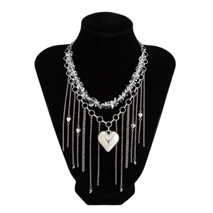 Dettaglio della collana a nappe multistrato con ciondolo a cuore argento e perline