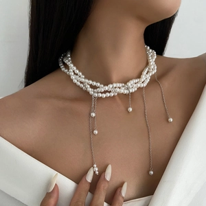 Girocollo di perle a tre strati con eleganti nappine a catena argentata e perline