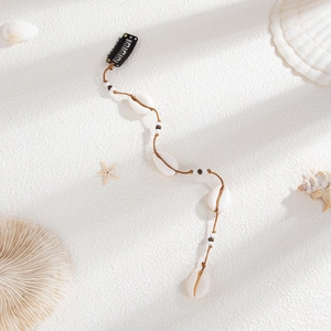 Détail d'extension de cheveux bohème en coquillages et perles avec corde tressée marron