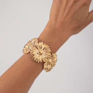 Detailopname van gouden zonnebloem armband met drie gedetailleerde vintage bloemmotieven