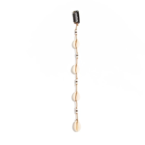 Détail d'une extension de cheveux bohème en coquillages avec corde tressée et perles brunes