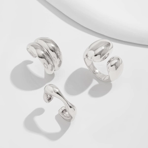 Ensemble bague ouverte et manchette d'oreille en métal liquide argenté au fini miroir