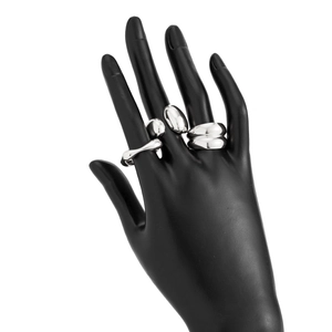 Détail de bagues ouvertes style métal liquide avec une finition en argent poli