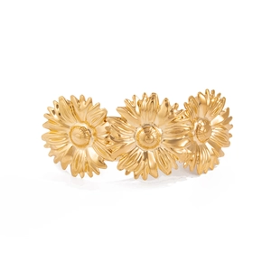 Gouden zonnebloem ring met drie gedetailleerde bloemen op een gepolijste metalen band