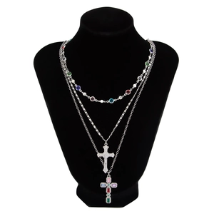 Dettaglio collana a strati con cristalli colorati e doppi ciondoli a croce in argento