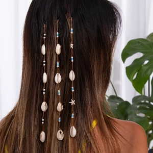 Bijou de cheveux bohème avec étoiles de mer, coquillages et perles bleues sur cordelette