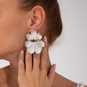 Macro di grandi orecchini a fiore d'argento con petali pieghevoli dal design 3D