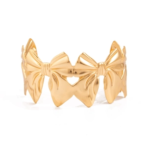 Gouden open armband met gelaagd metalen strikontwerp in een moderne hiphopstijl