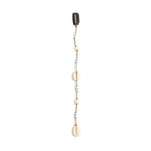 Détail d'un pendentif de cheveux bohème en coquillage avec perles sur cordon tressé à franges