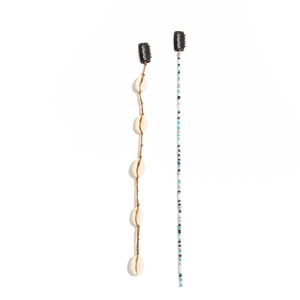 Détail de pinces à cheveux bohèmes avec perles et coquillages de style ethnique tissé