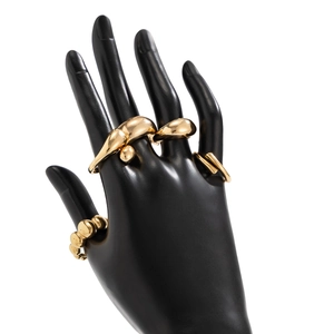 Détails de bagues dorées polies sur un mannequin de main noire pour bijoux fantaisie
