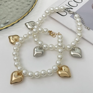 Chaîne de perles d'imitation avec pendentif cœur métallique et fermoir mousqueton réglable