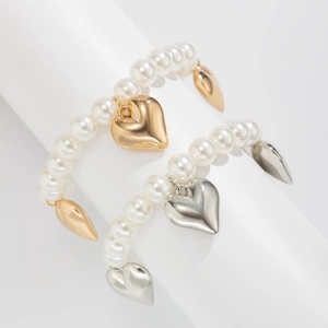 Bracelet de cheville en perles avec pendentifs cœurs en finitions or et argent