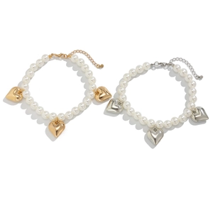 Bracelet en perles d'imitation avec pendentifs en forme de cœur dorés et argentés