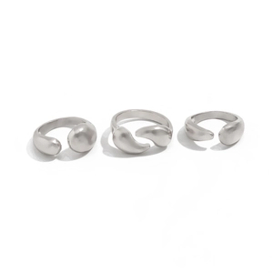 Ensemble de trois bagues minimalistes en argent avec design de goutte d'eau organique