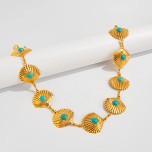 Détail de la chaîne de corps coquillage et étoile de mer avec incrustations turquoise
