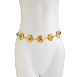 Détail de la chaîne de taille coquillage dorée avec pierres turquoise sur mannequin