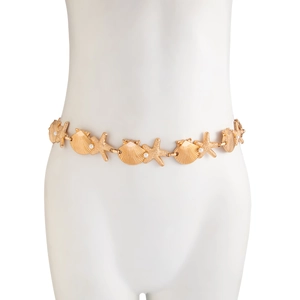 Détail de la chaîne de taille dorée avec étoiles de mer, coquillages et perles sur mannequin