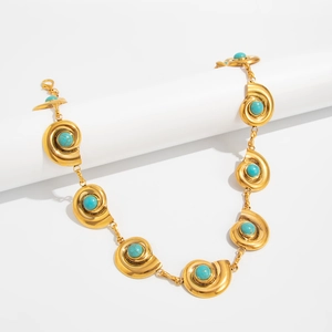 Détail de la chaîne de taille coquillage dorée avec perles turquoises et fermoir mousqueton