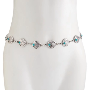 Détail d'une chaîne de taille bohème en métal argenté avec coquillages et perles turquoise