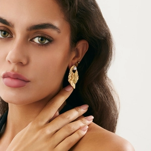 Lava wrinkle heart earrings in gold finish with pearls for an elegant geometric look